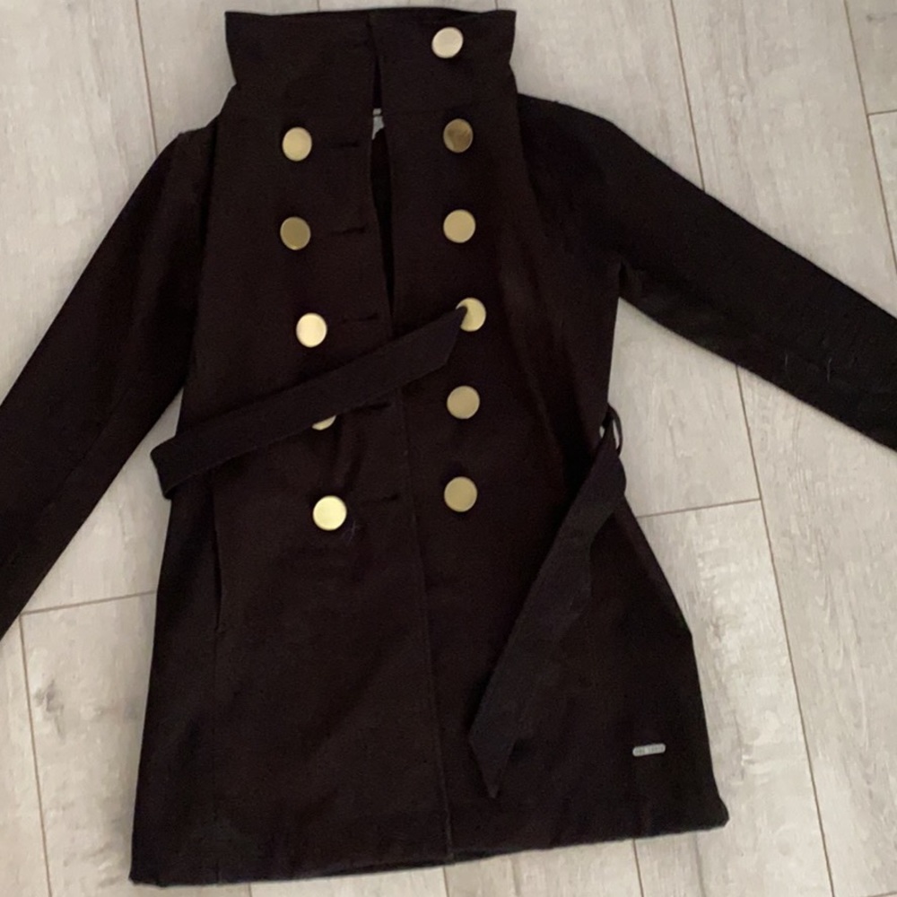Trench with brass buttons